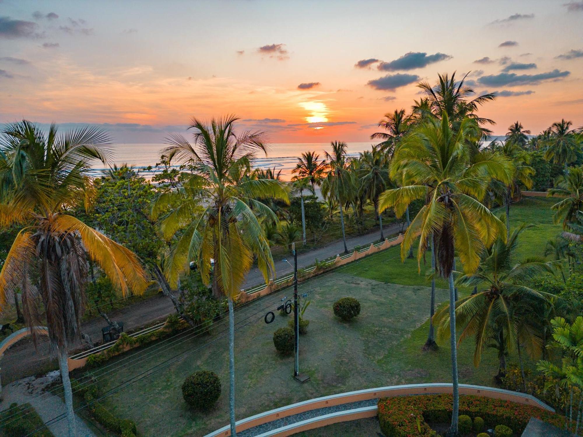 Sunset Del Mar Beach Resort Esterillos Este Exterior photo