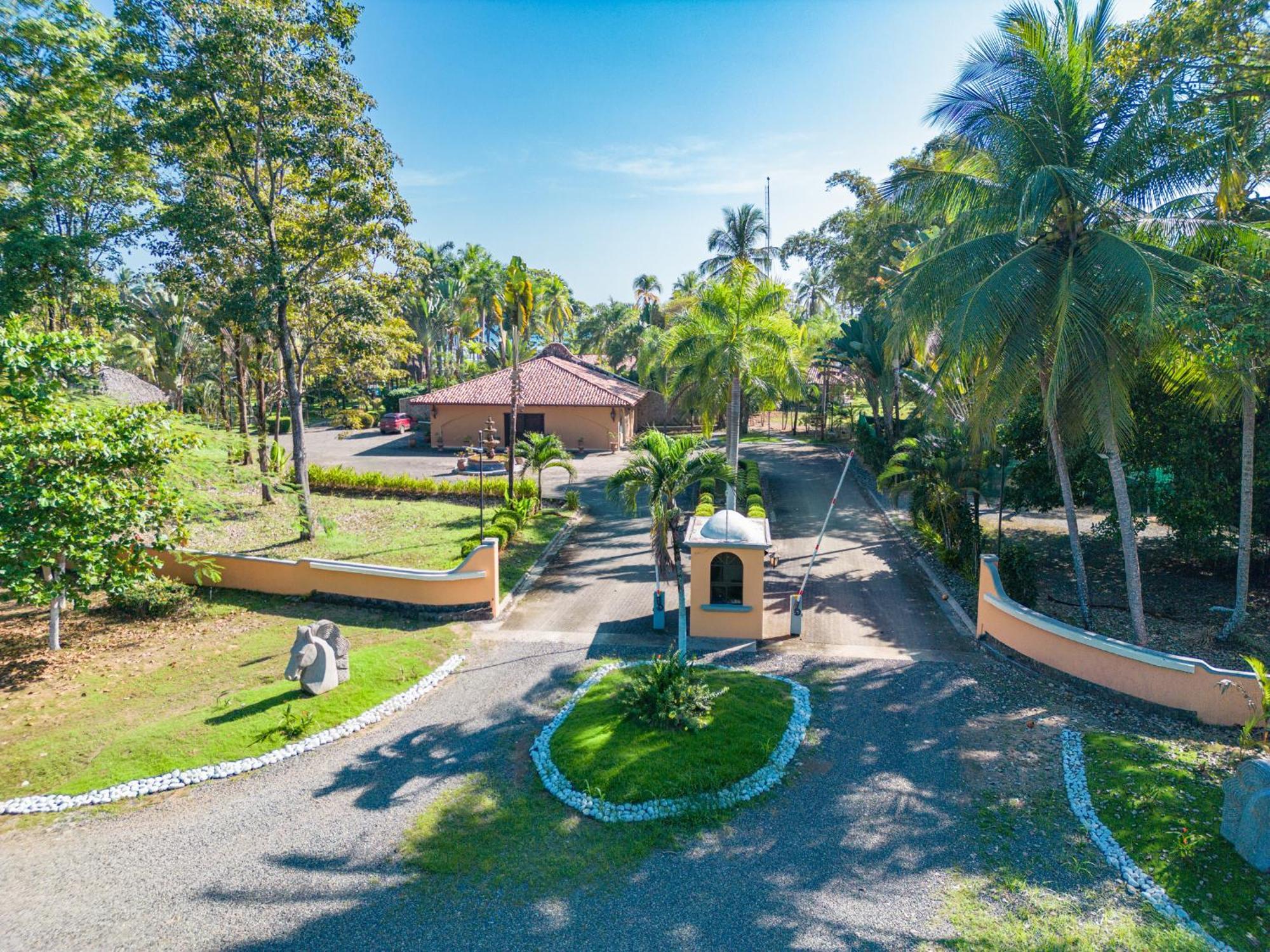 Sunset Del Mar Beach Resort Esterillos Este Exterior photo